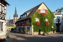 Blick auf die Pfarr- und Wallfahrtskirche St. Valentinus und Dionysius