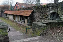 Alter Friedhof mit Stadtmauer