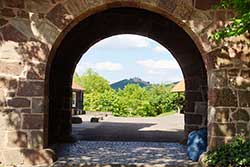 Blick zur Burgruine Hanstein in Thüringen