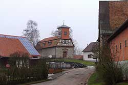 Die Kirche in Lüderbach wurde zwischen 1329 und 1445 als Wehrkirche erbaut