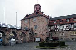 Landgrafenschloss mit Frau-Holle-Brunnen