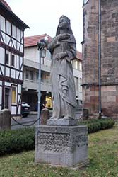 Theophanu-Denkmal vor der Marktkirche