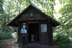 Die Erika-Hütte am Anger auf der Graburg oberhalb von Weißenborn
