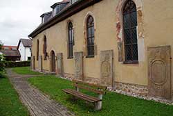 Grabplatten an der Ostseite der evangelischen Kirche in Nentershausen