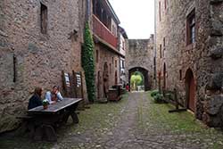 Innenhof der Tannenburg mit Blick zum Burgtor